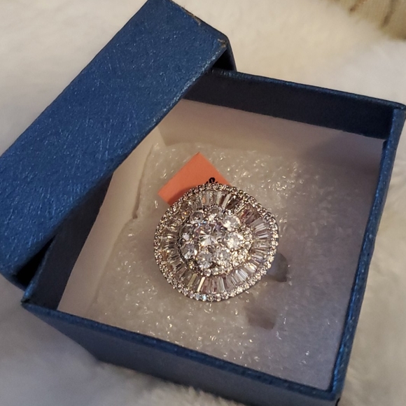 NWB - Beautiful Simulated Diamond Ring in Silverstone - Picture 2 of 7